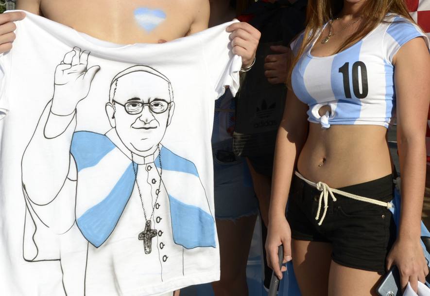 Tra sacro e profano... la maglietta con un Papa in albiceleste e uno splendido corpo femminile. Afp
